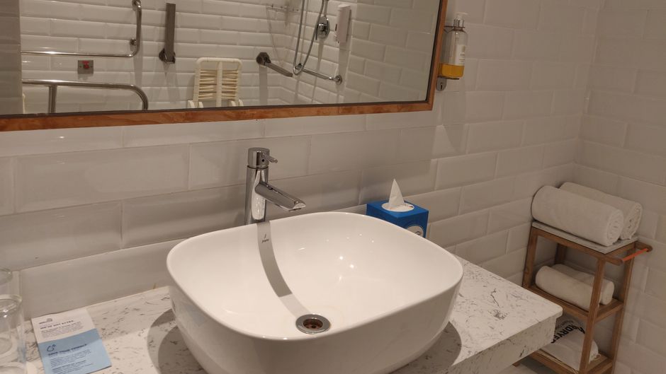 Holiday Inn Express OMR Thoraipakkam Room