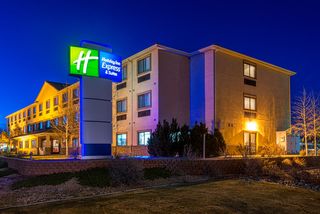 Holiday Inn Express Hotel & Suites
