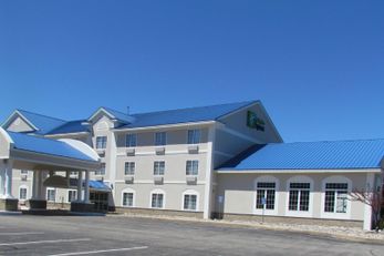 Holiday Inn Express & Suites Cadillac