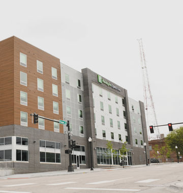 Holiday Inn Express & Suites Downtown
