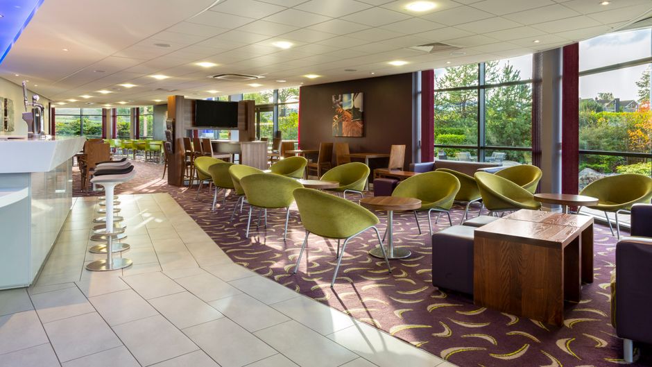 Holiday Inn Express Dunstable Lobby