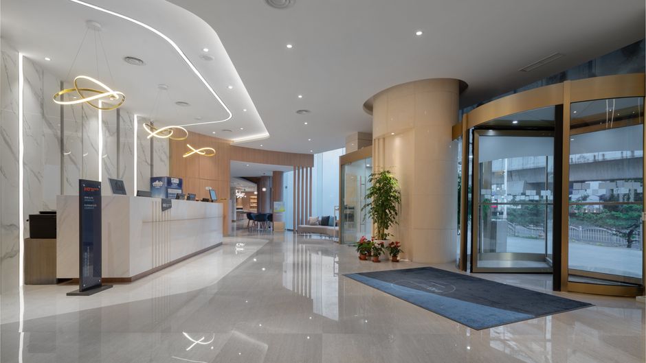 Holiday Inn Express Jinqiao Central Exterior