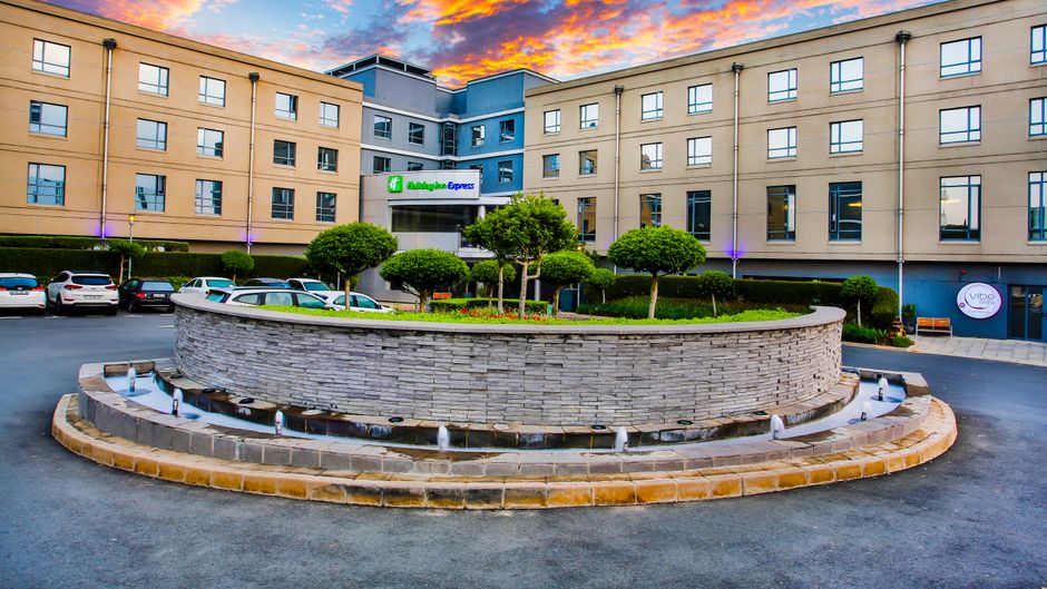 Holiday Inn Express Sandton-Woodmead Exterior