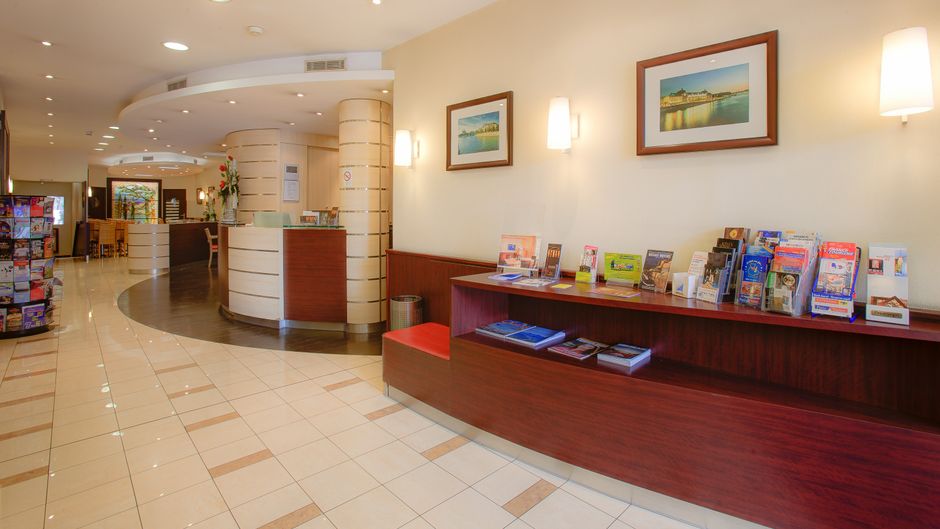 Hotel Terminus Montparnasse Lobby