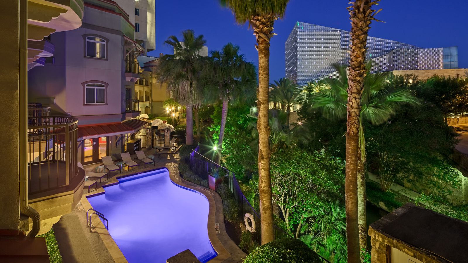 Hotel Indigo San Antonio Riverwalk exterior