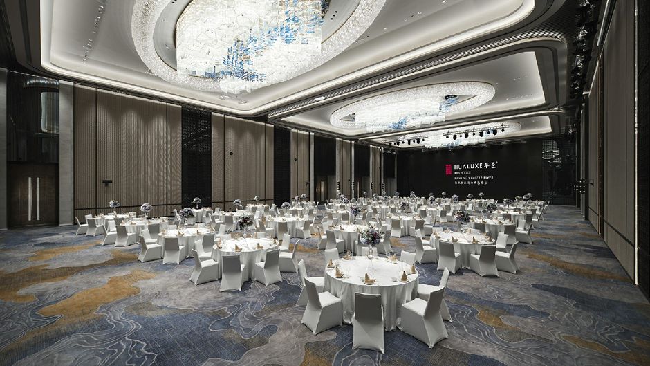 HUALUXE Nanjing Yangtze River Meeting