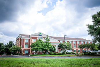 Holiday Inn Express Hotel & Suites