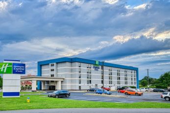 Holiday Inn Express Hotel & Suites