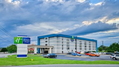 Holiday Inn Express Hotel & Suites