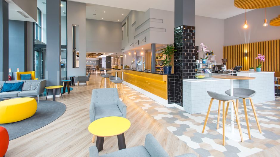Holiday Inn Express Leeds-Armouries Lobby