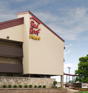 Red Roof Plus Chicago - Naperville