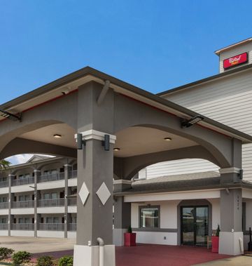 Red Roof PLUS+ Galveston - Beachfront