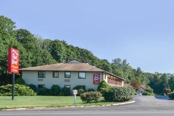Red Roof PLUS+ & Suites Guilford