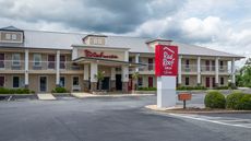 Red Roof Inn & Suites Calhoun