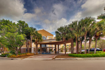 Holiday Inn Express Hotel & Suites
