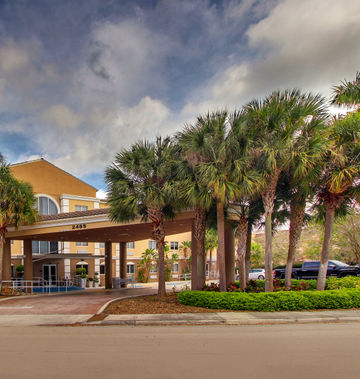 Holiday Inn Express Hotel & Suites