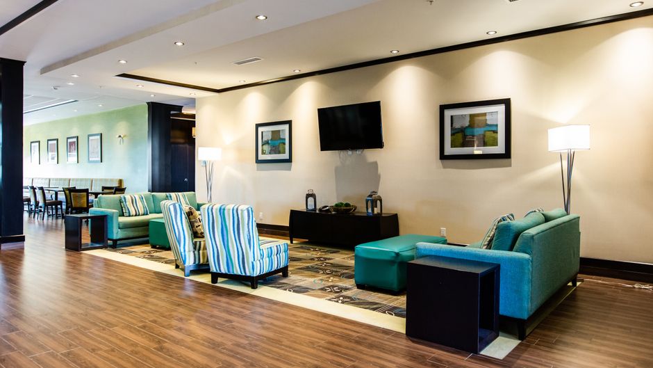 Holiday Inn Express & Stes Spruce Grove Lobby