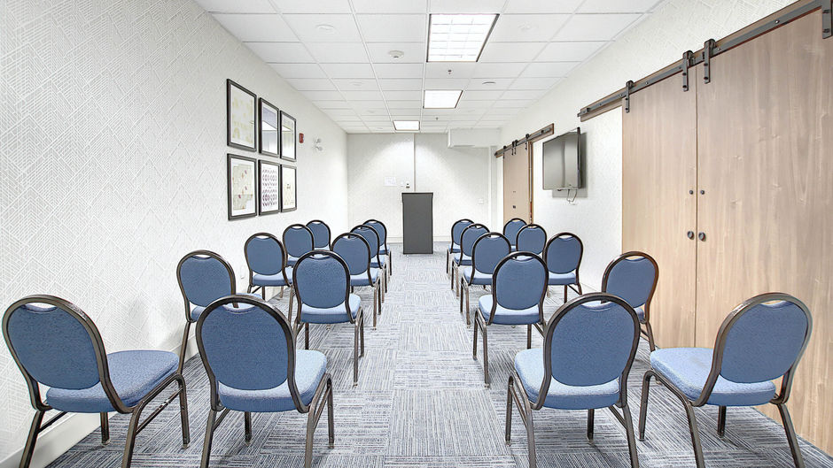 Holiday Inn Express Hotel & Suites Arpt Meeting