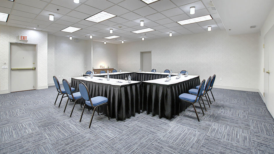 Holiday Inn Express Hotel & Suites Arpt Meeting