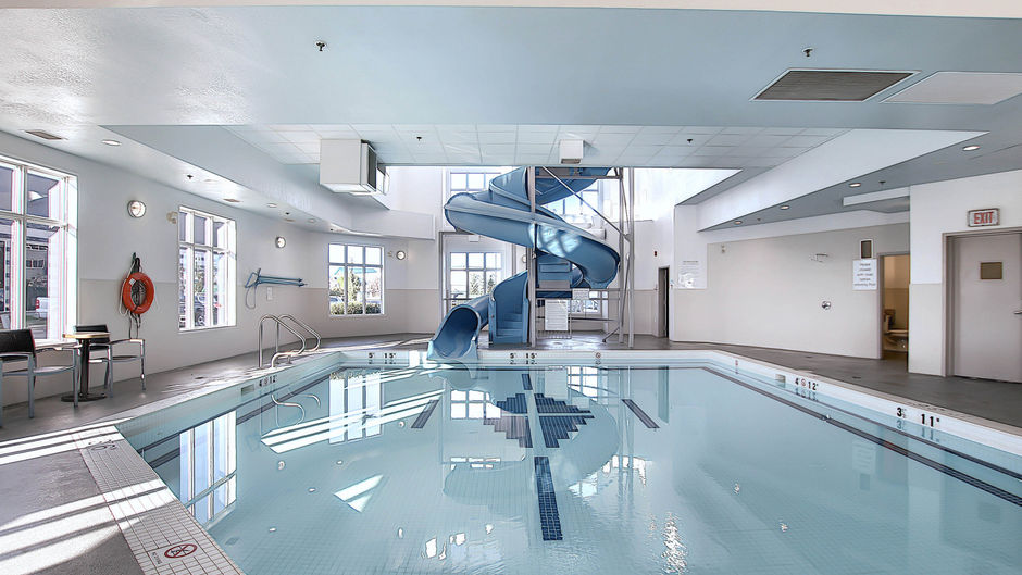 Holiday Inn Express Hotel & Suites Arpt Pool