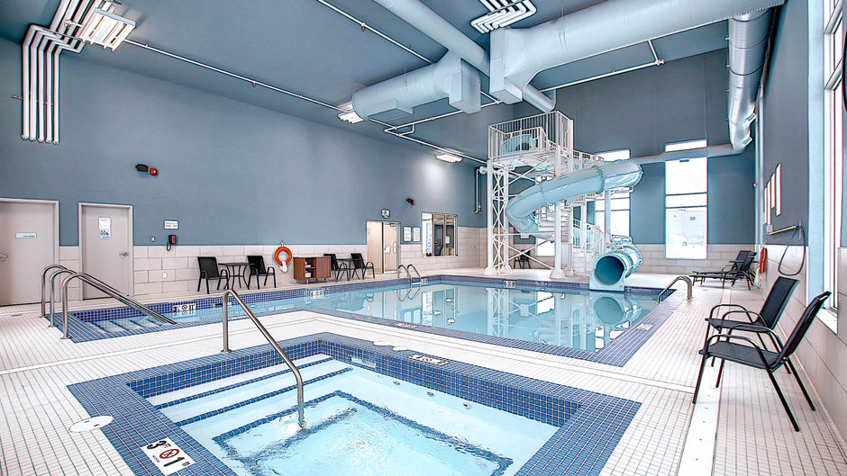 Holiday Inn Express/Ste Airport Trail NE Pool