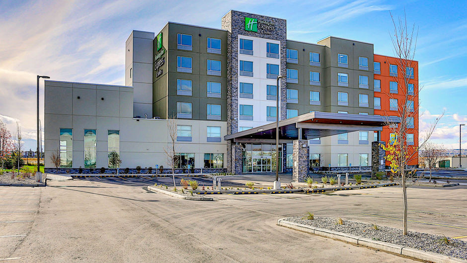 Holiday Inn Express/Ste Airport Trail NE Exterior