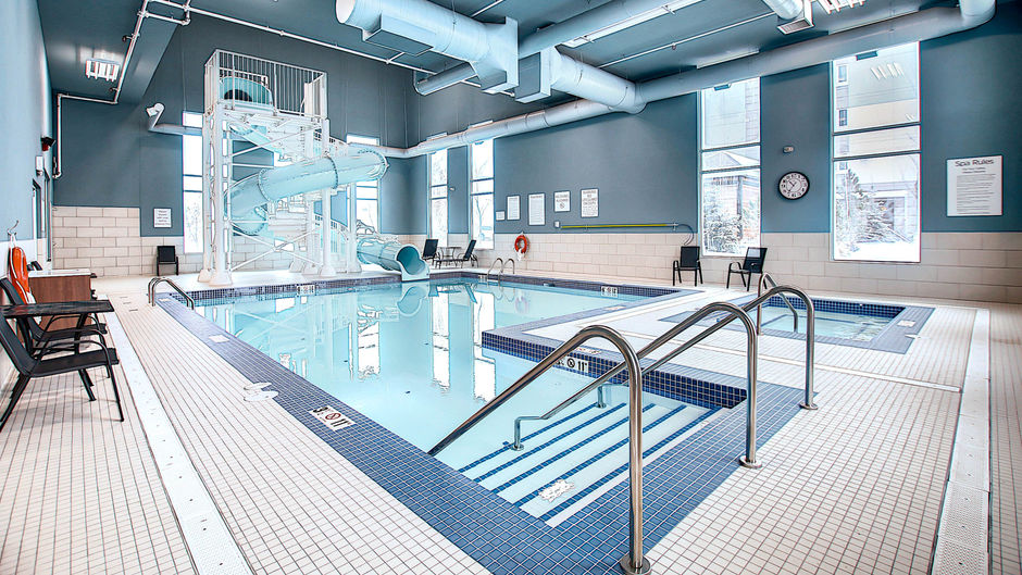 Holiday Inn Express/Ste Airport Trail NE Pool