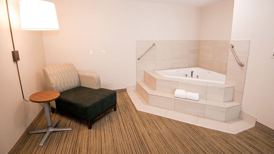 Holiday Inn Express Hinton Suite