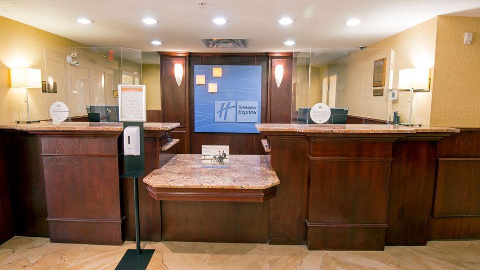 Holiday Inn Express Hotel & Suites Edson Lobby
