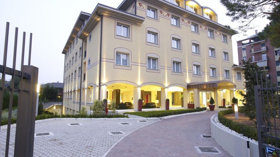 Virginia Palace Hotel Exterior