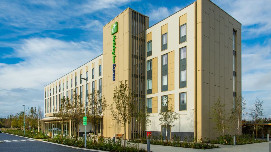 Holiday Inn Express Bicester Exterior