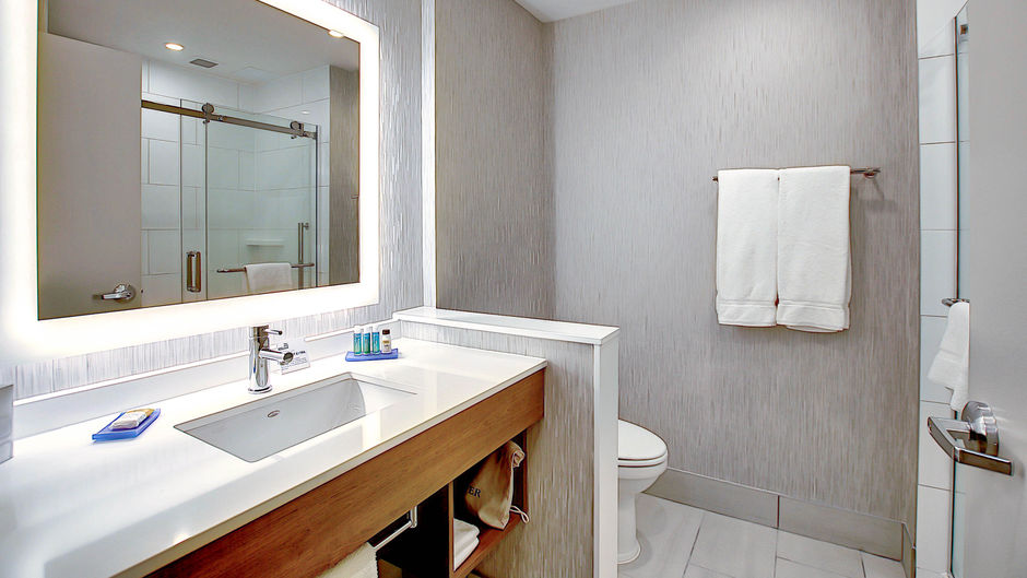 Holiday Inn Express/Ste Airport Trail NE Room