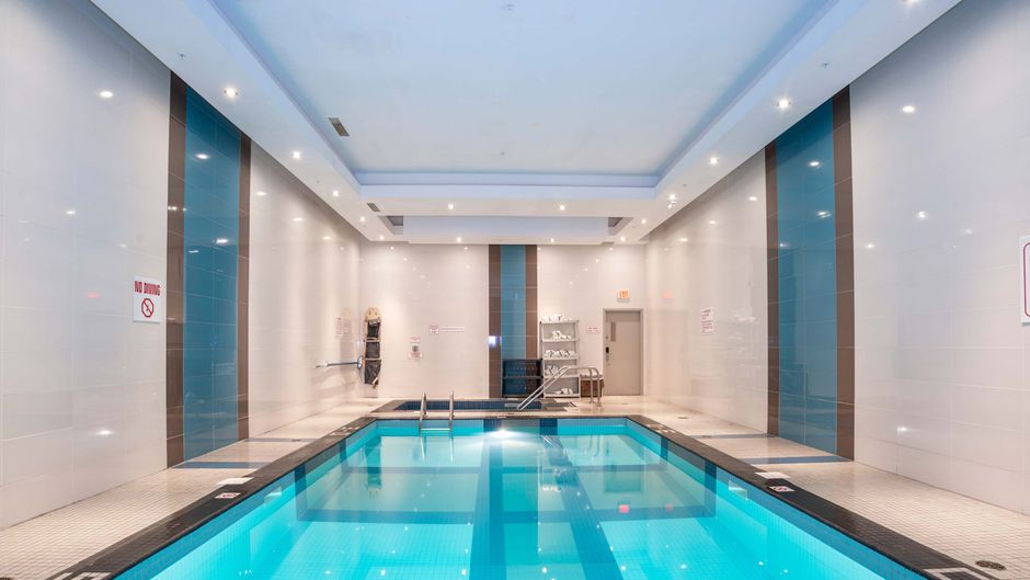 Sandman Hotel & Suites Winnipeg Airport Pool