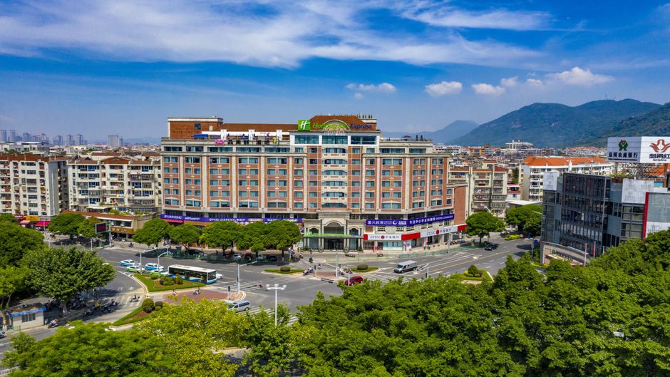 Holiday Inn Express City Center Exterior