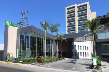 Holiday Inn & Suites Marina & Golf