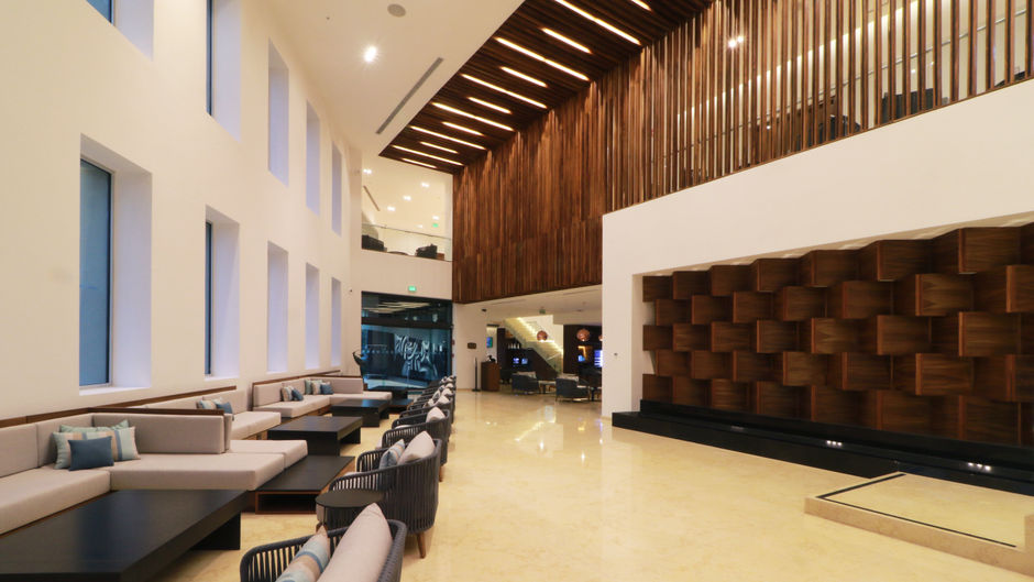 Holiday Inn & Suites Marina & Golf Lobby