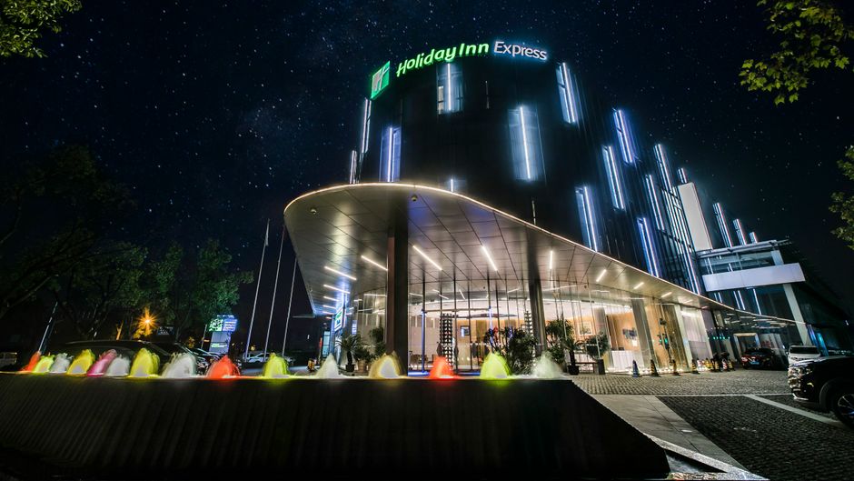 Holiday Inn Express Songjiang Fangta Exterior