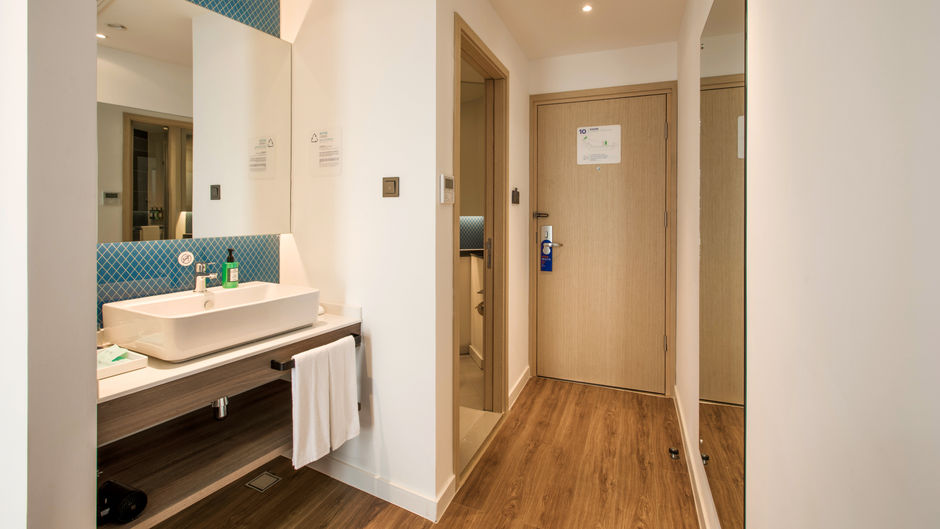 Holiday Inn Express Free Trade Zone Room