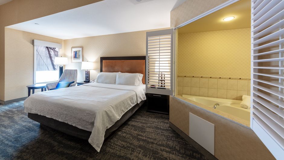 Holiday Inn Express Suites Riverport Suite