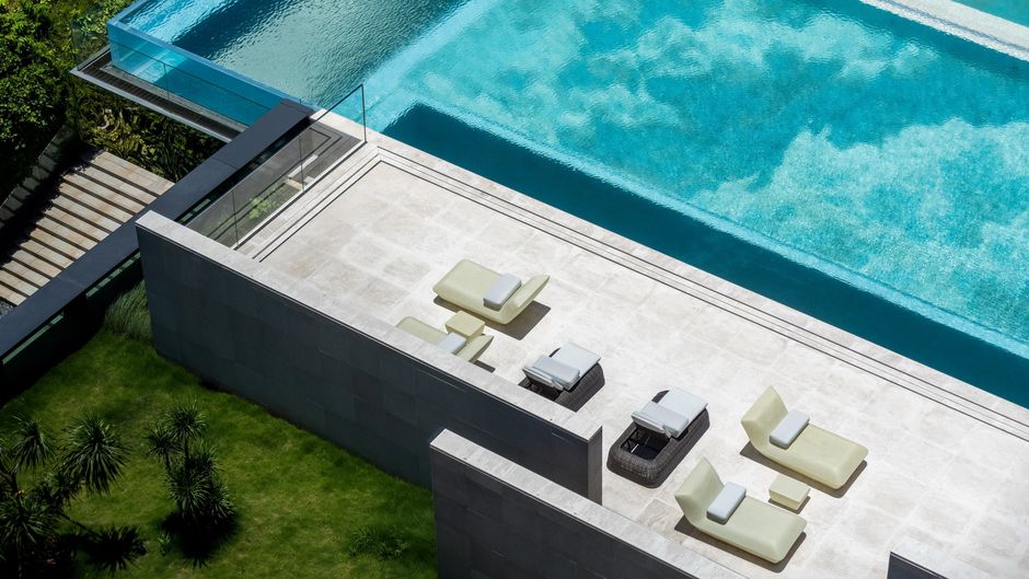 Crowne Plaza Shenzhen WECC Pool