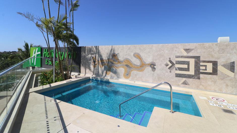 Holiday Inn & Suites Marina & Golf Pool