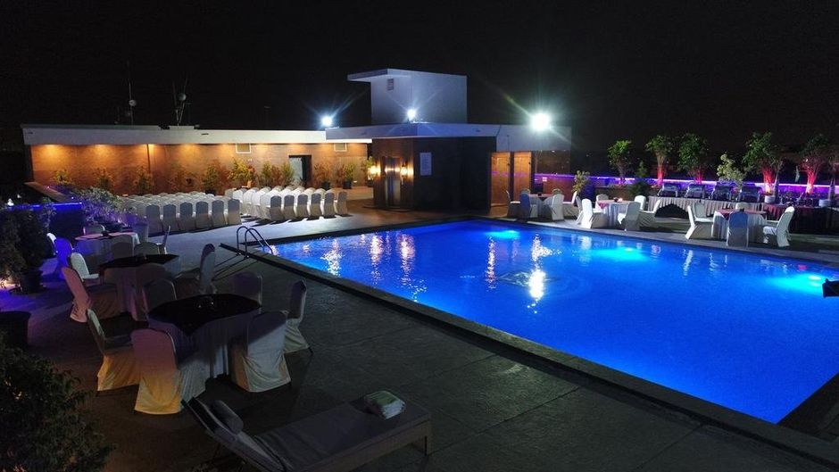 La Marvella Sarovar Premiere Hotel Pool