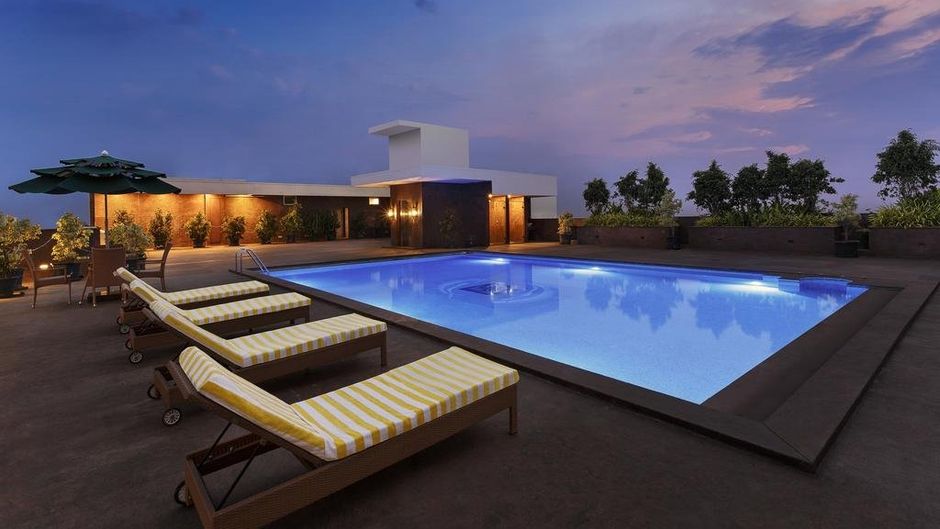La Marvella Sarovar Premiere Hotel Pool
