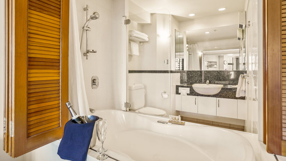 Parkside Hotel & Apartments Room