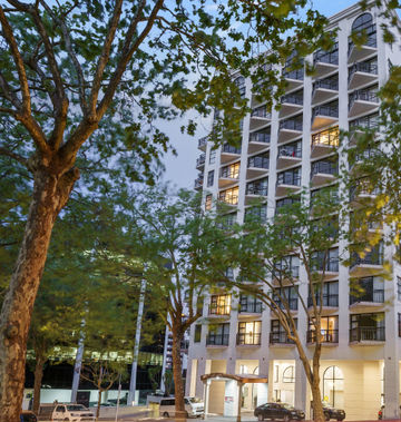 Parkside Hotel & Apartments