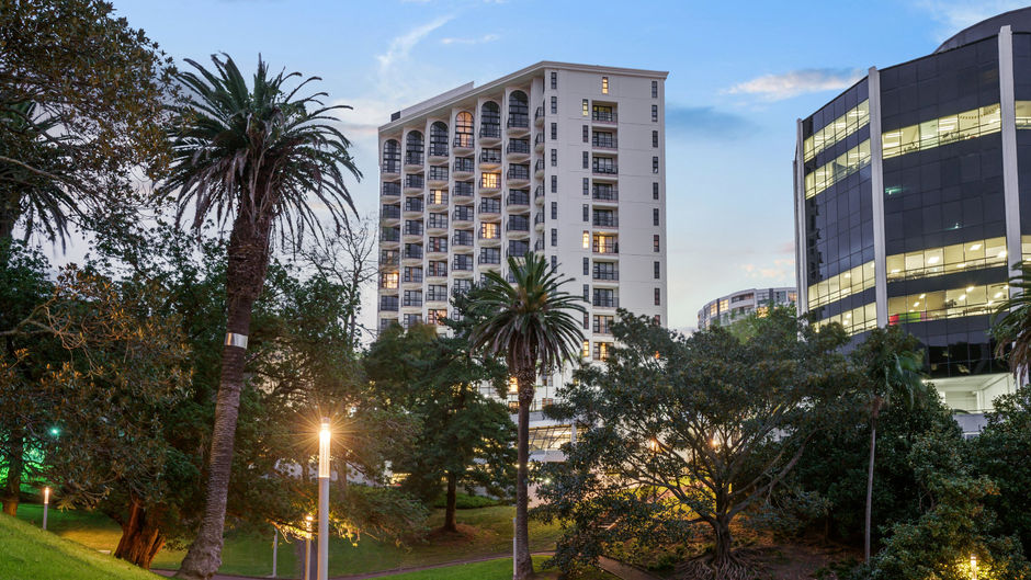 Parkside Hotel & Apartments Exterior