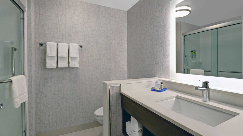 Holiday Inn Express Kingston West Room
