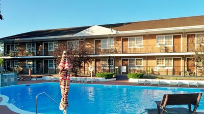 Budget Host East End Hotel