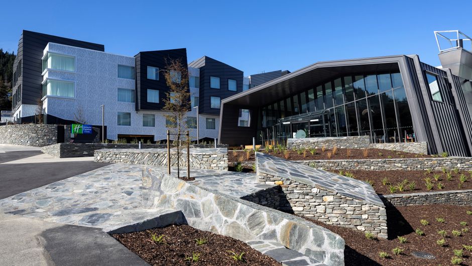 Holiday Inn Express & Suites Queenstown Exterior