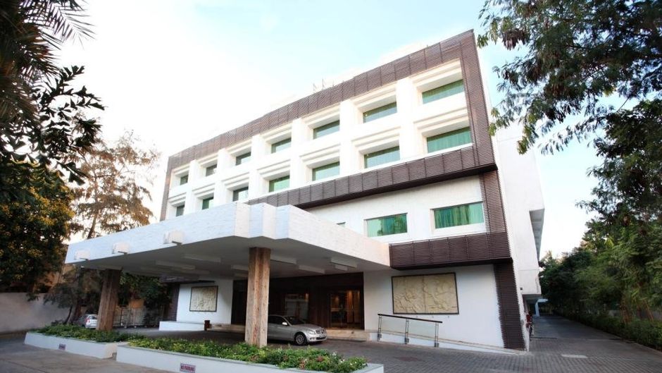 Abu Sarovar Portico Exterior